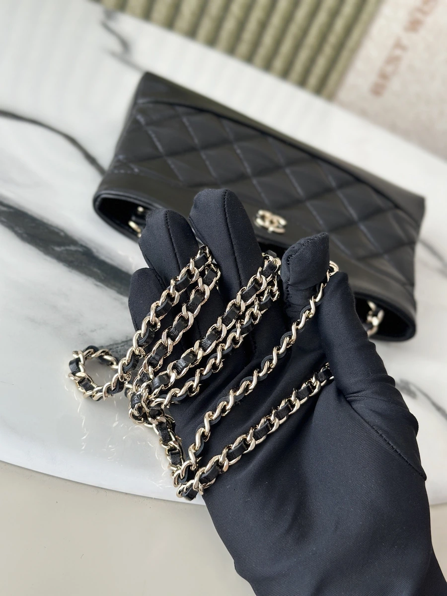 Chanel 31 Nano Shopping Bag chain detail