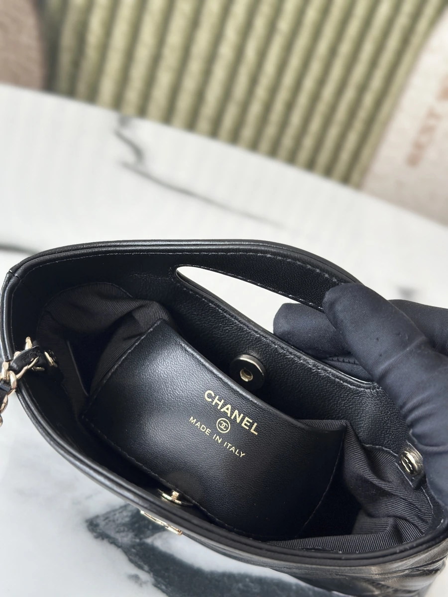 Chanel 31 Nano Shopping Bag logo detail