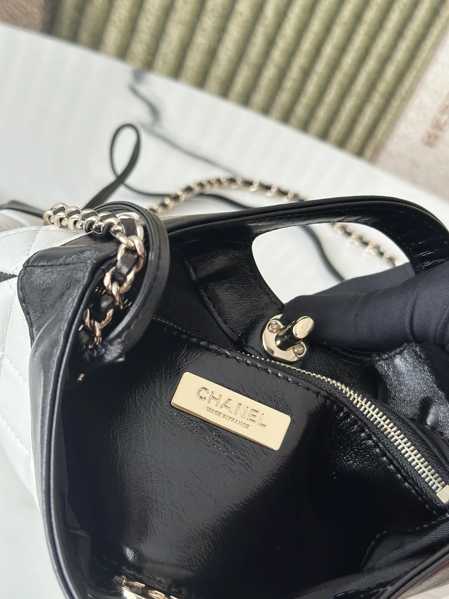 Chanel 31 Small Shopping Bag logo detail